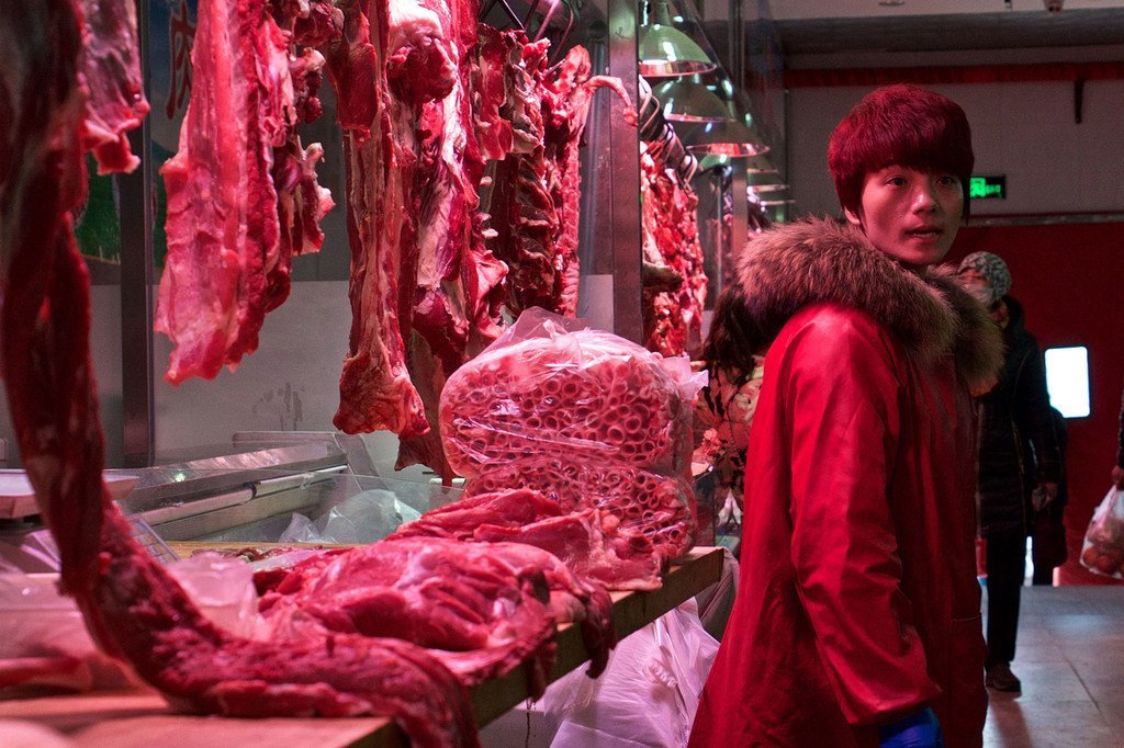 Un stand de viande dans un marché à Beijing, en Chine.